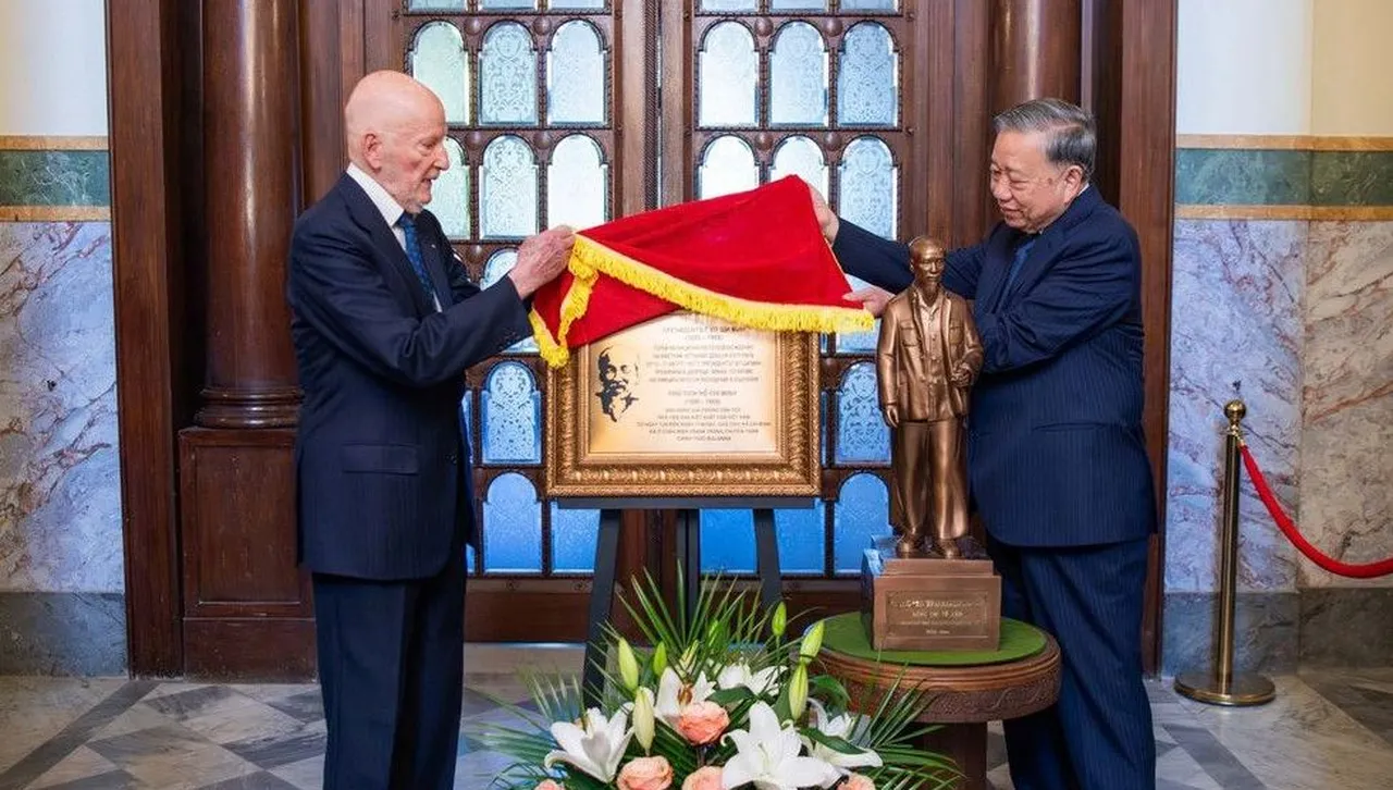 Желан гост и за царя: След почестите от Радев и БСП, лидерът на виетнамските комунисти бе приет и от Симеон