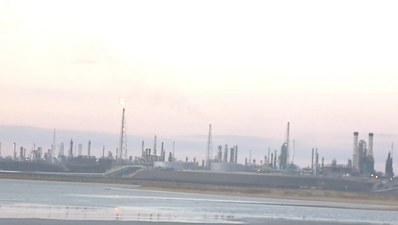 Още два танкера са на котва в пристанището на рафинерията