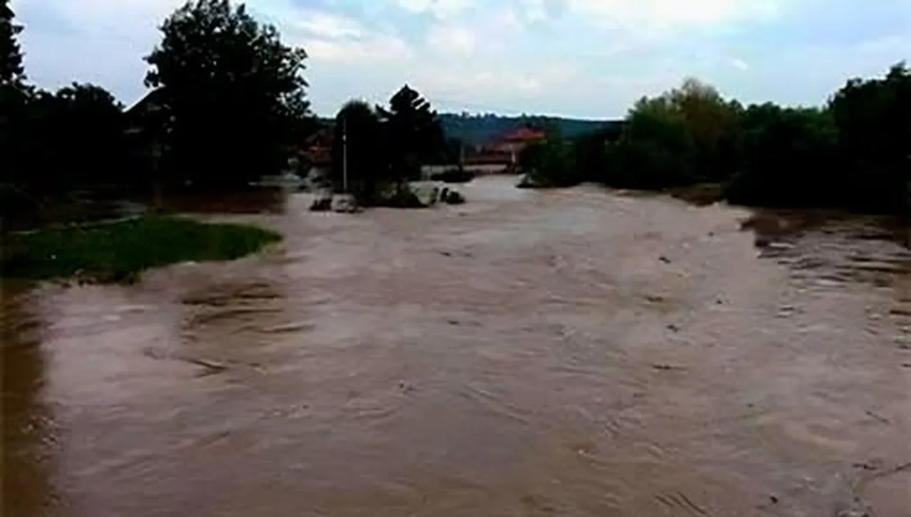 Река Черни Лом заля част от село Априлово