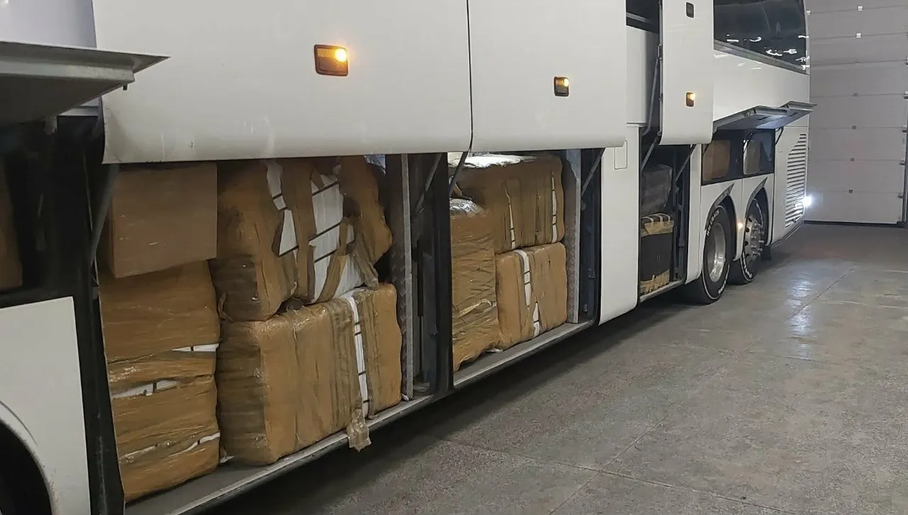 Конфискуваха 15 000 контрабандни дрехи и парфюми, скрити в автобус