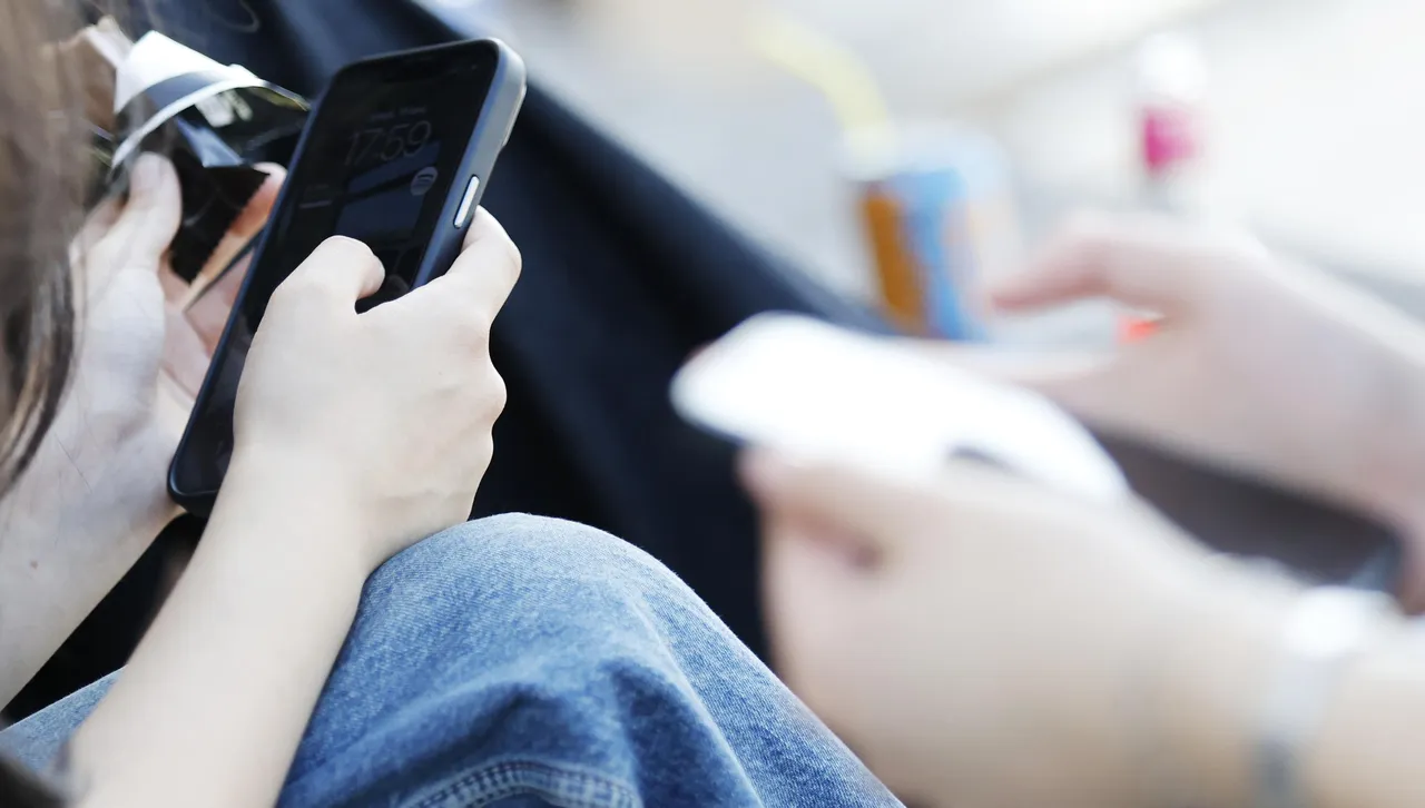 Instagram ще уведомява родителите ако децата им търсят съдържание, свързано със самоубийство