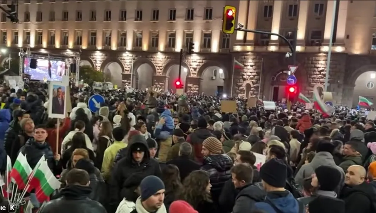 Протест превърна София в бойно поле, служители цяла нощ почистват след безредиците