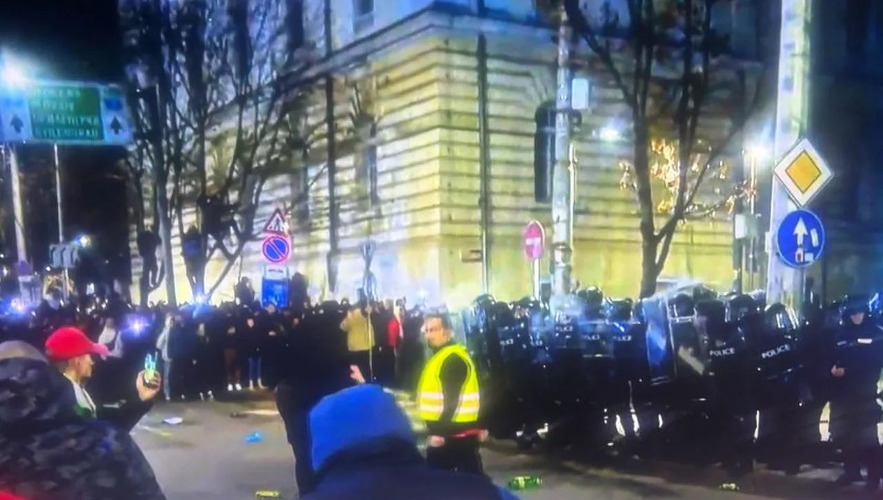 Младежи с качулки хвърлят бомбички и димки срещу полицията пред сградата на ДПС