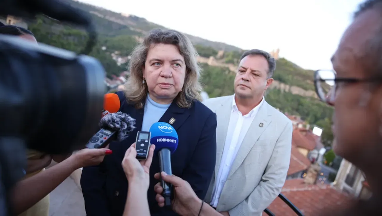 Резил! Киселова не вижда да е укоримо поклонението на Зафиров в Китай редом с Путин и Ким Чен Ун  