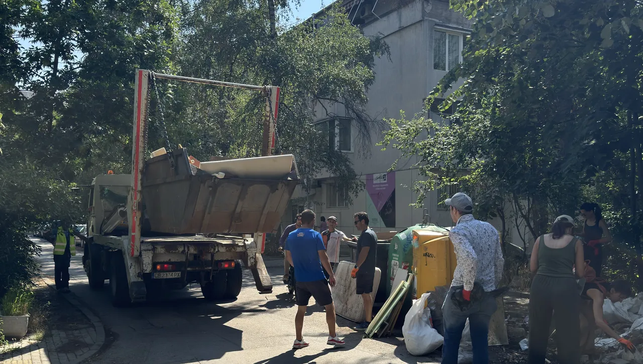 Екипите на Столичния инспекторат осигуриха организацията на място чувалите ръкавиците