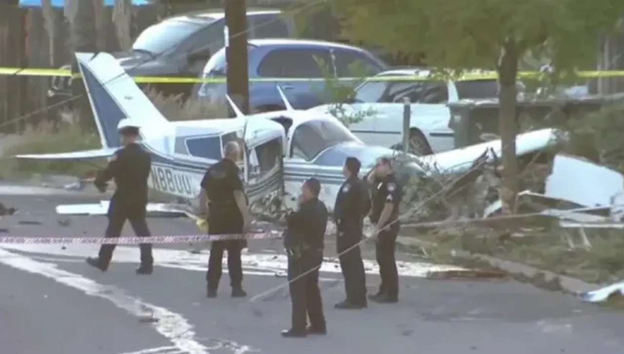 Самолет се разби в квартал на Сан Диего, подпалиха се къщи и коли