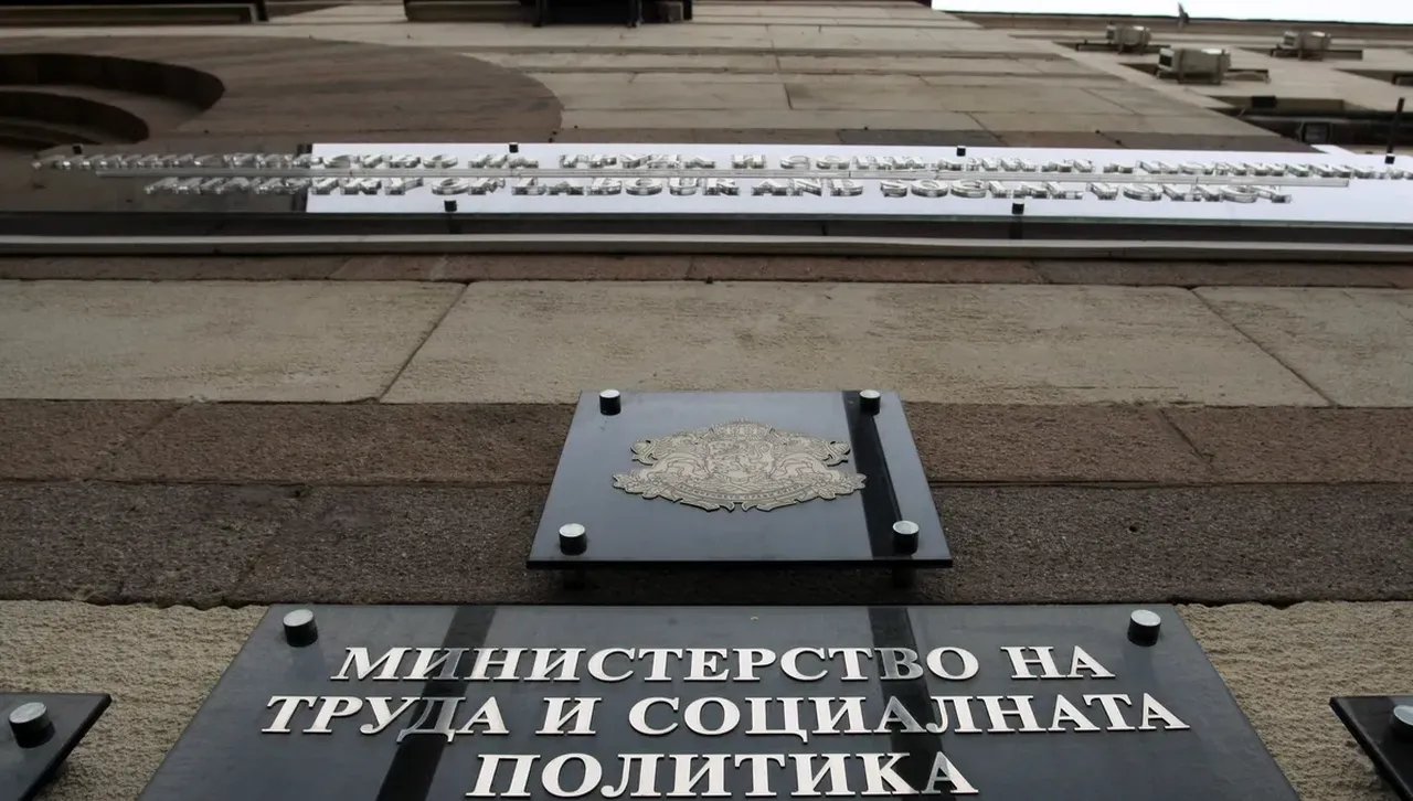 В проект за нормативна промяна се предлагат допълнително 5 дни отпуск за работещите на ненормиран работен ден