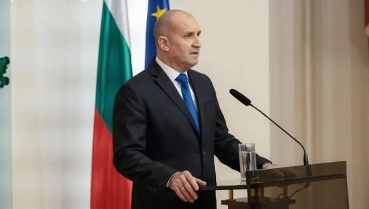 Той ще бъде изпратен на парадния вход на президентството от