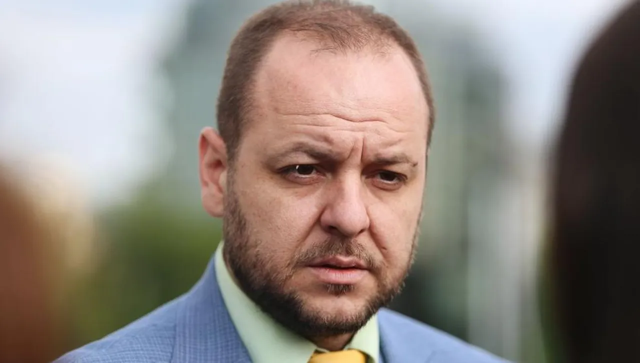 Според него темата се политизира и не може да си