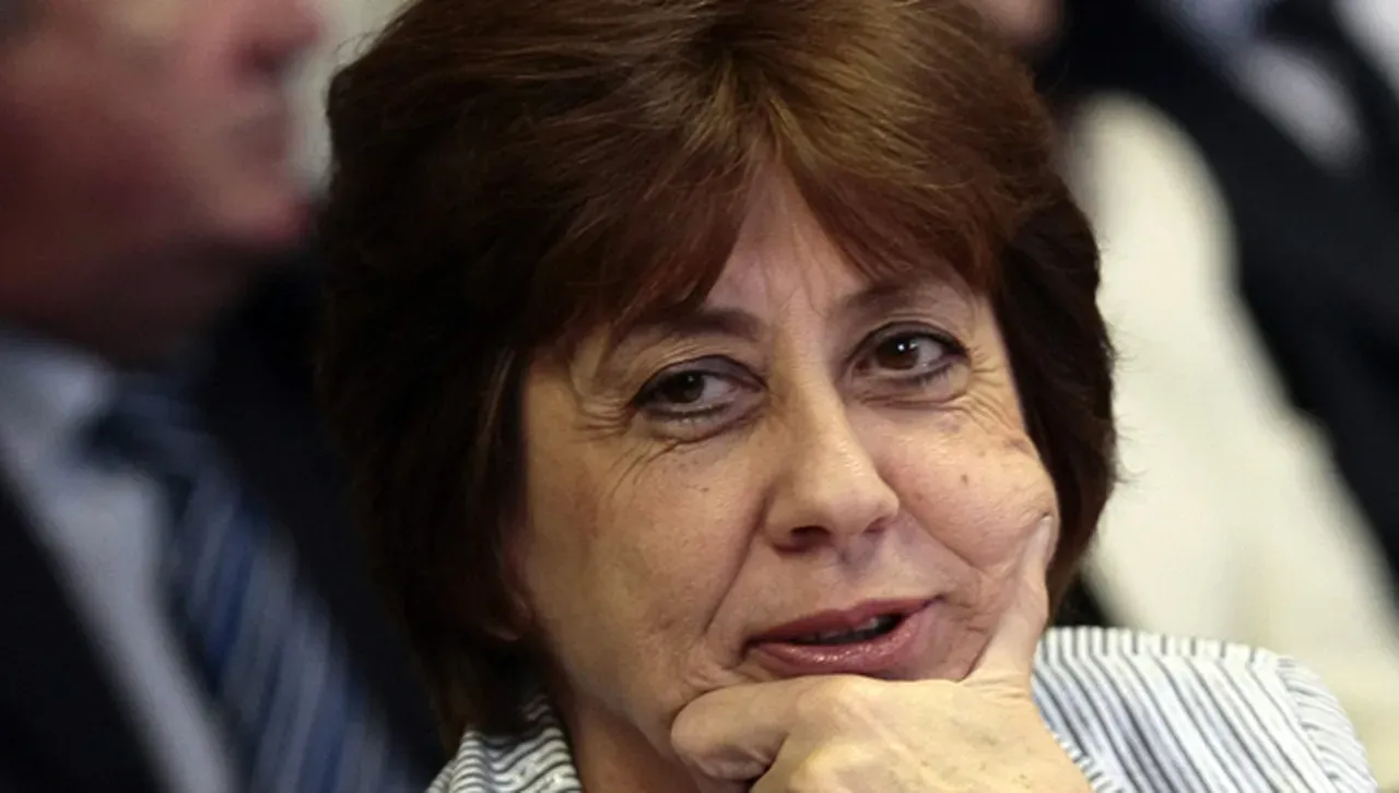 Преди 29 години първата жена премиер поема управлението на страната