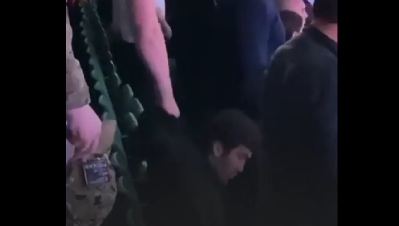 Мъж отказва да стане на крака за руския химн, изправят го насила