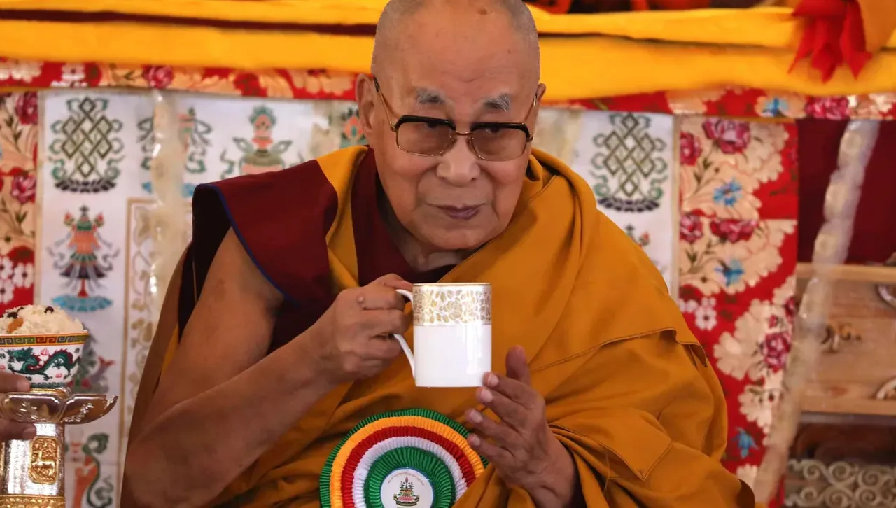 Будисткият духовен водач на Тибет който понастоящем живее в изгнание