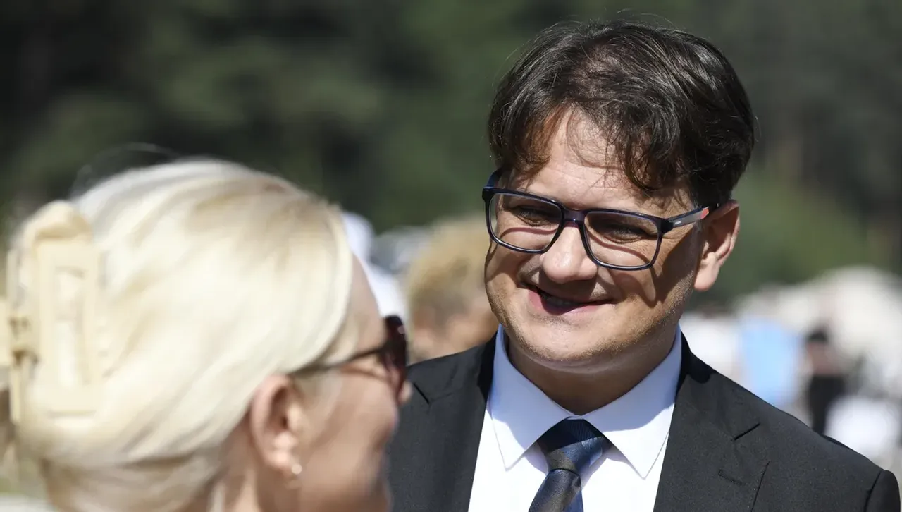 Районен кмет се закани да изгони театралната школа на министър Бачев