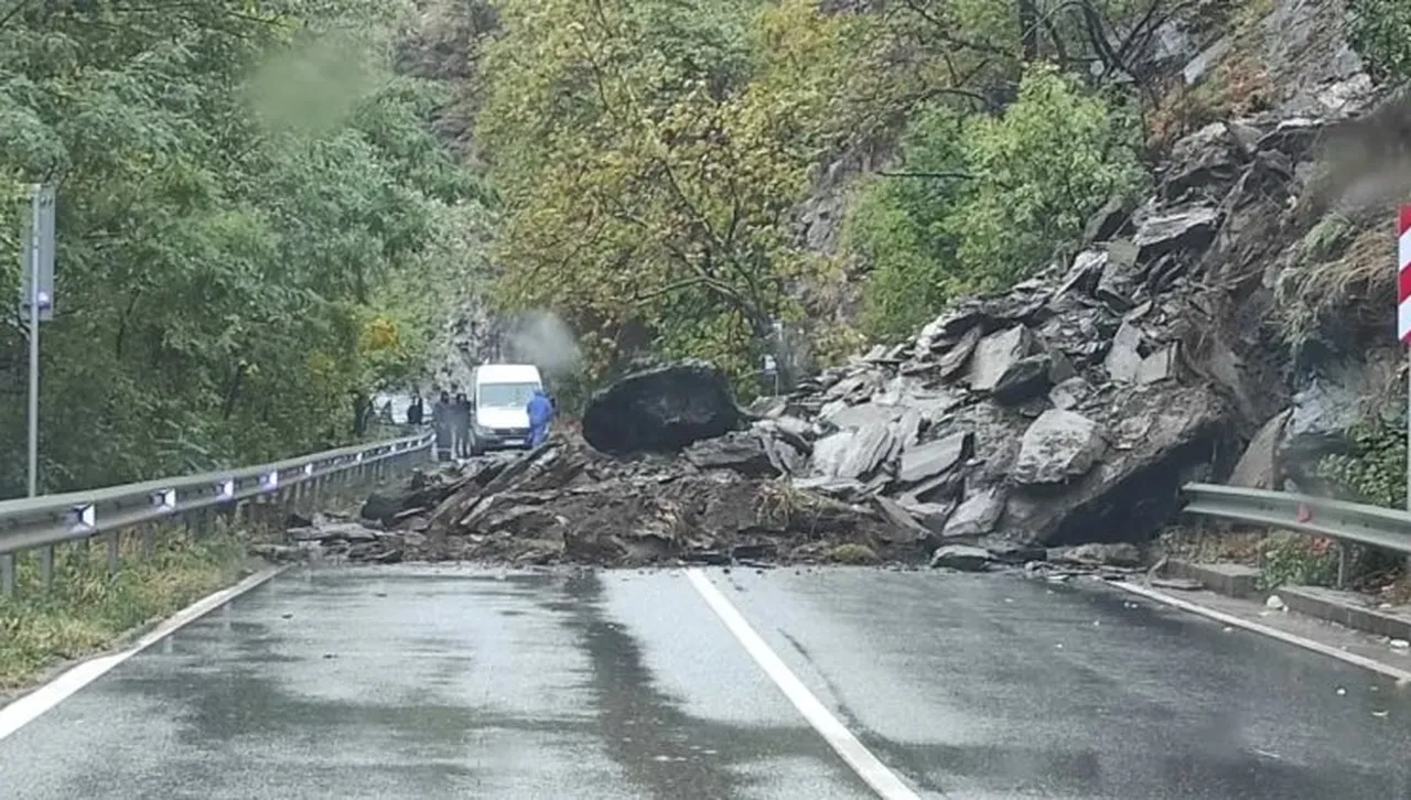 Затвориха пътя Асеновград - Смолян заради свлекли се тонове камъни