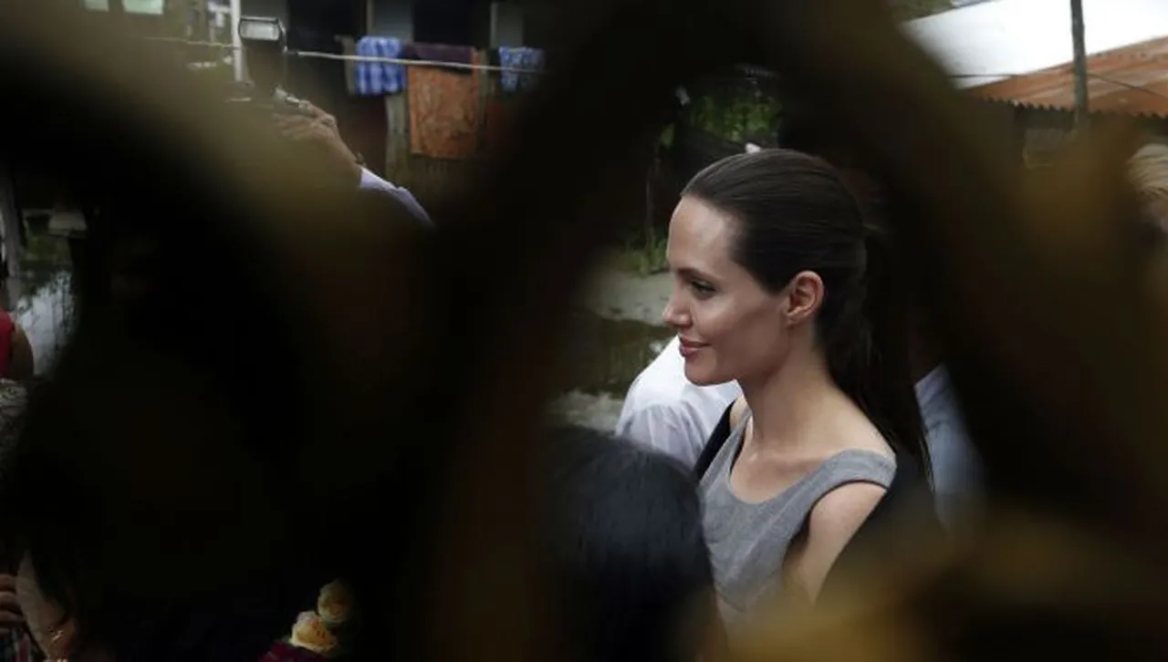 Украинските власти задържаха охранител на Анджелина Джоли