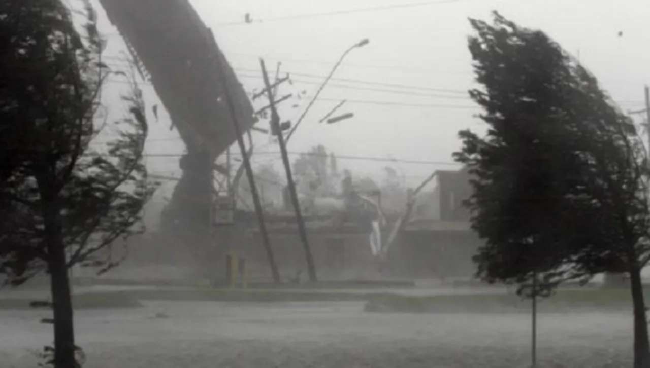 Мощна буря връхлетя Лас Вегас: Смачка коли и наводни улици