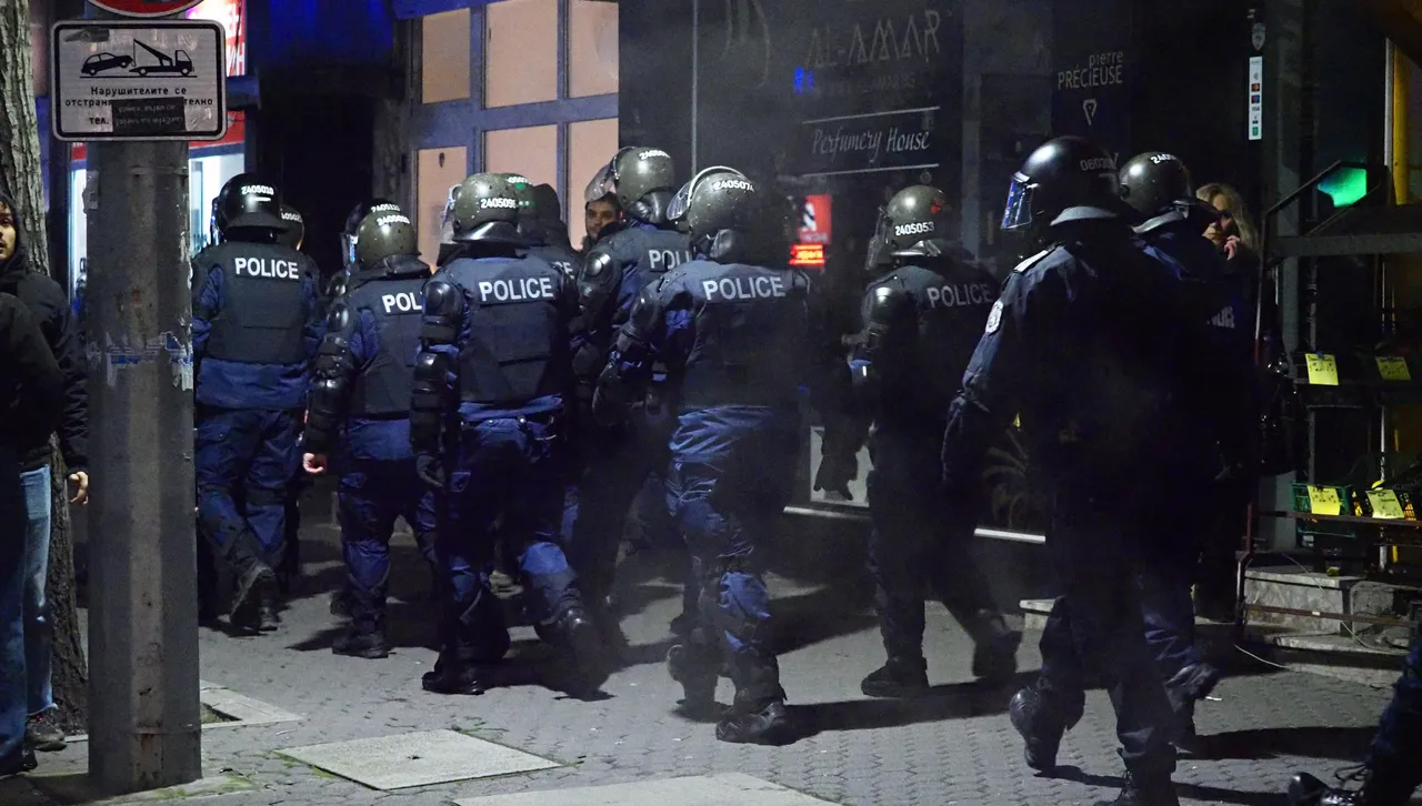  Тежко напрежение пред централата на ДПС и в центъра на София, има сблъсъци с полицията