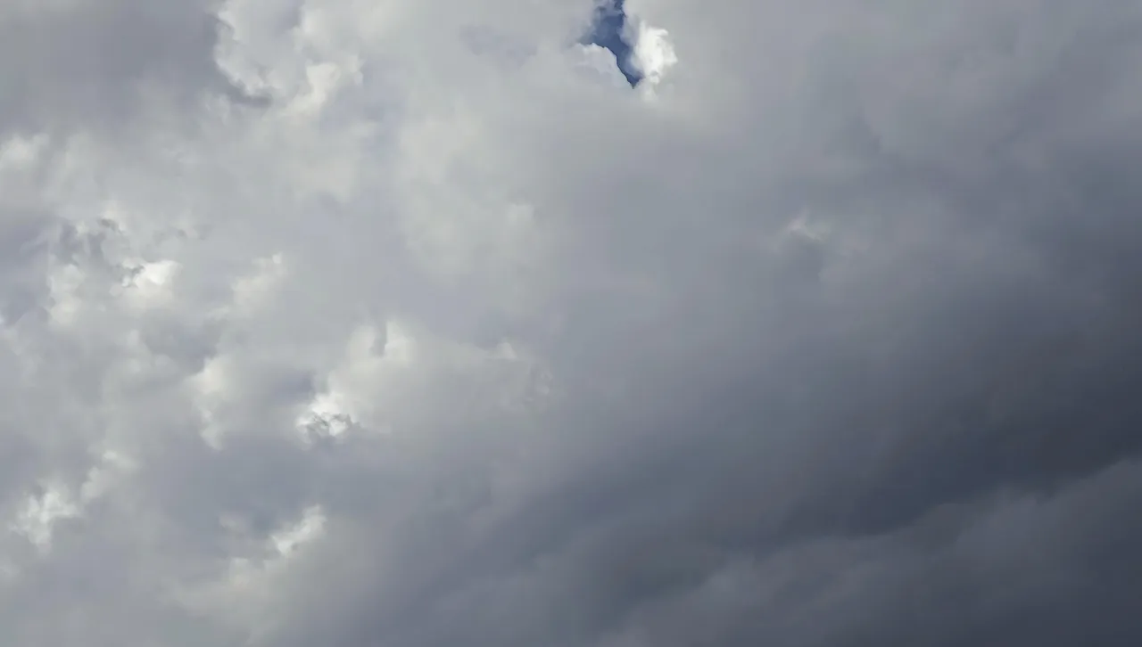 Облачно, на запад се очакват валежи и гръмотевици