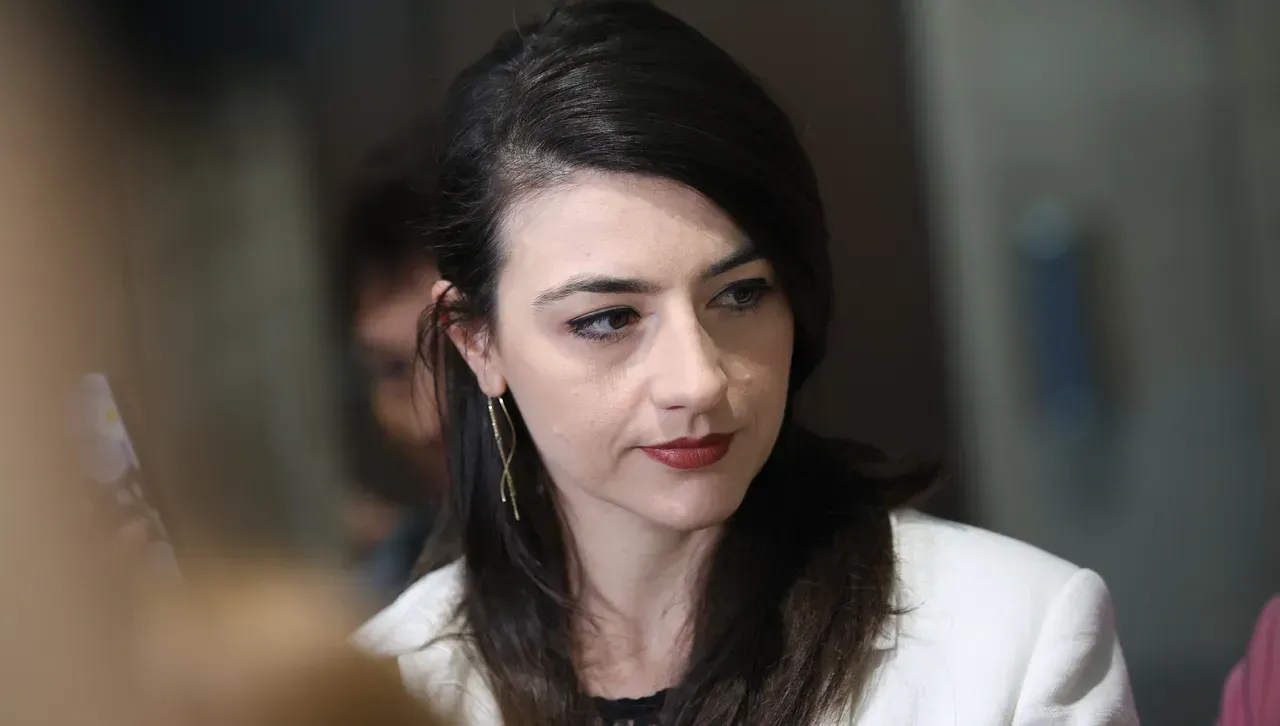 Бориславова игнорира въпросите на журналистите, обеща да говори след заседанието на ПП