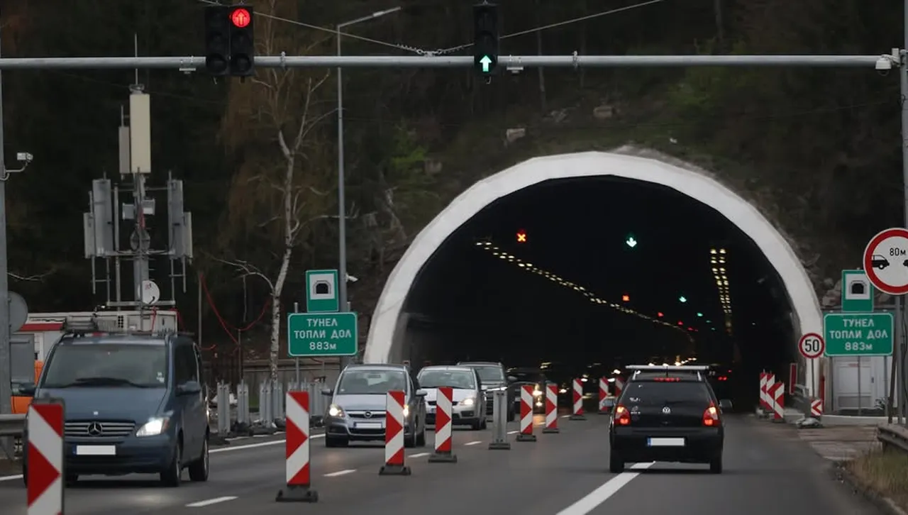 Засилен трафик в страната, въведена е извънредна организация по пътищата