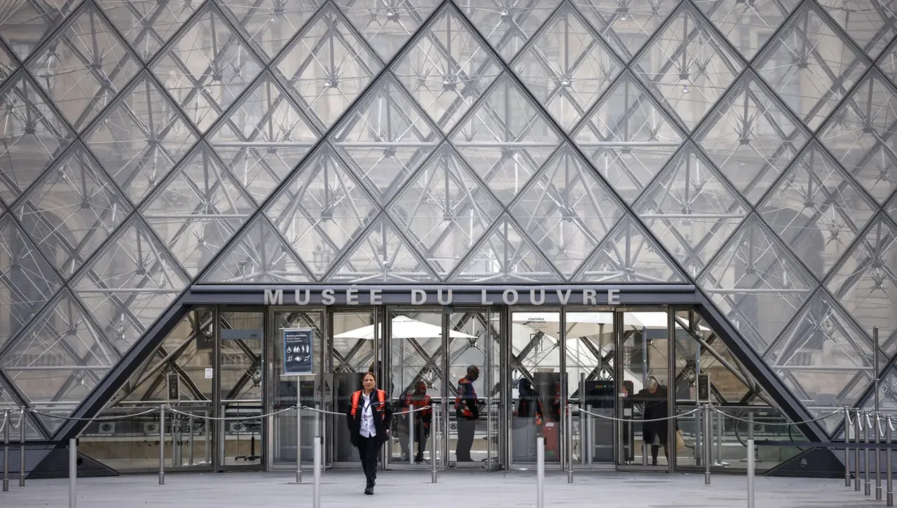 38-годишна жена е обвинена  за обира на Лувъра  