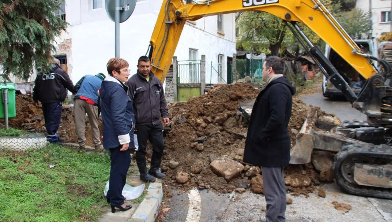 Кметът на Тетевен инспектира реконструкцията на водопроводната мрежа в града