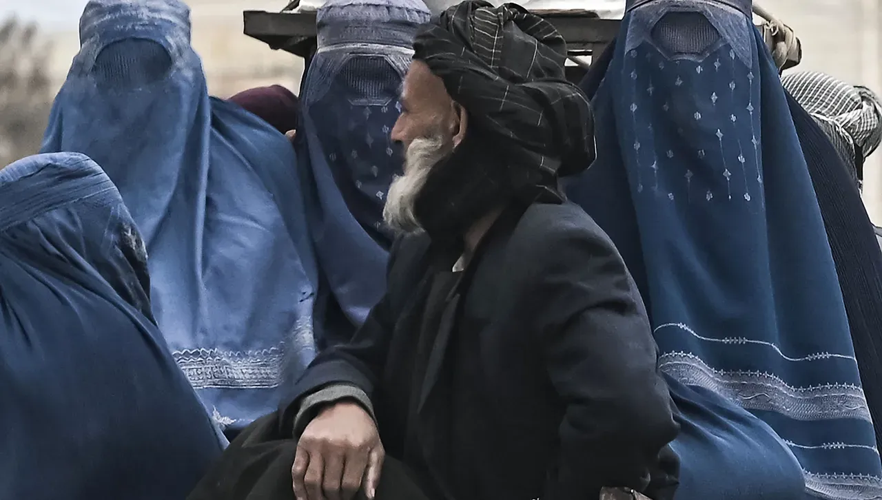 Талибански предразсъдъци: Жените бяха изоставени от мъжете спасители след земетресението