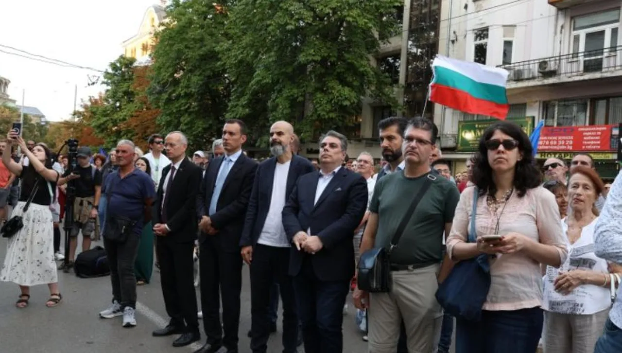 Поддръжници на Коцев блокираха движението при съдебната палата в София