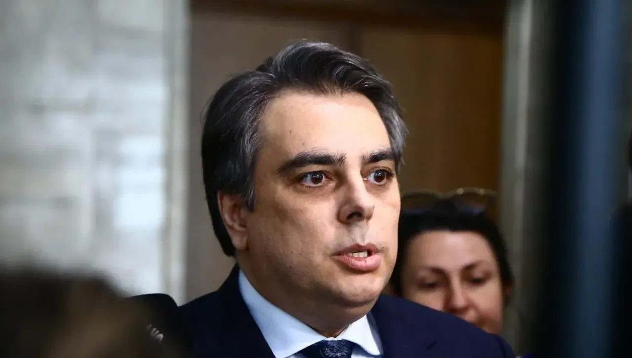 Василев: Петков е предлагал назначения и за други експерти, не само мъжа на Лена Бориславова