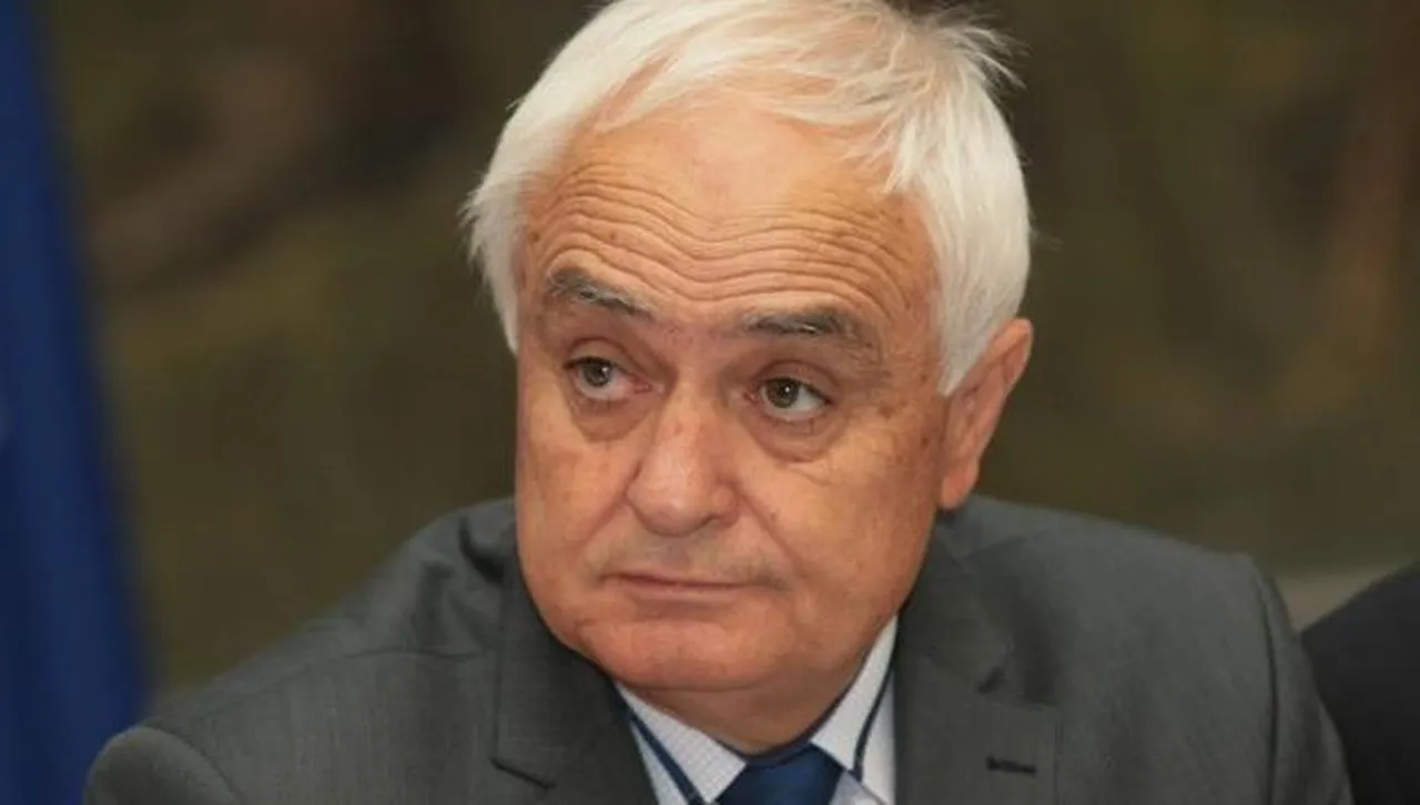 Бившият министър на отбраната отговори на реплики от страна на