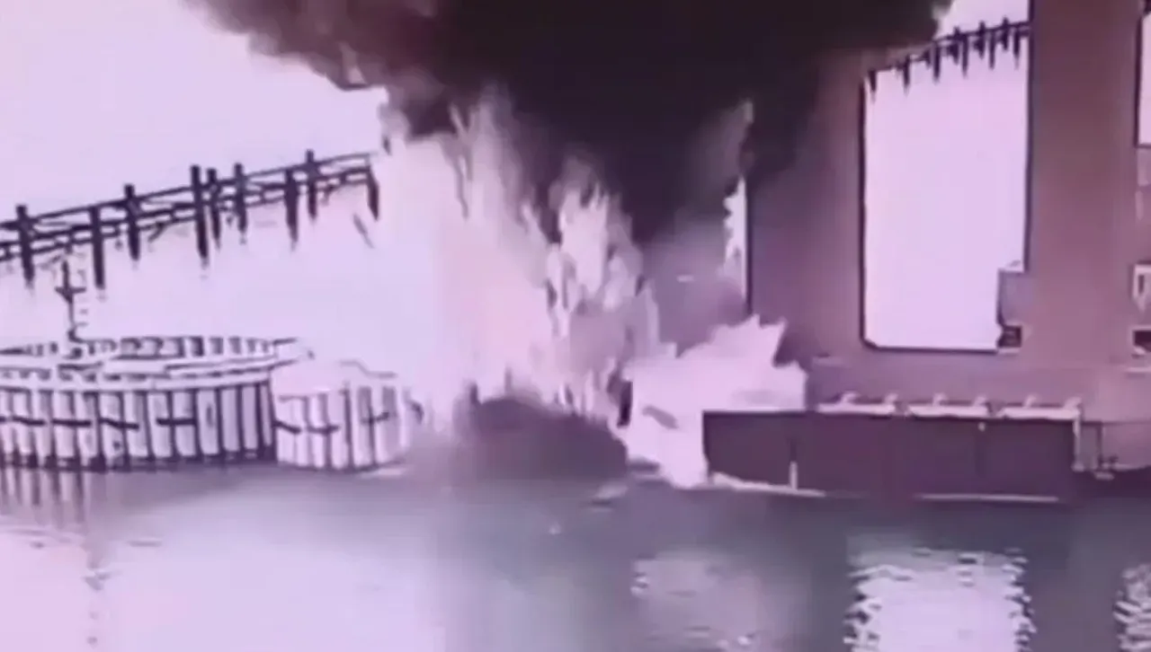 Русия затвори Кримския мост заради експлозии в Керч