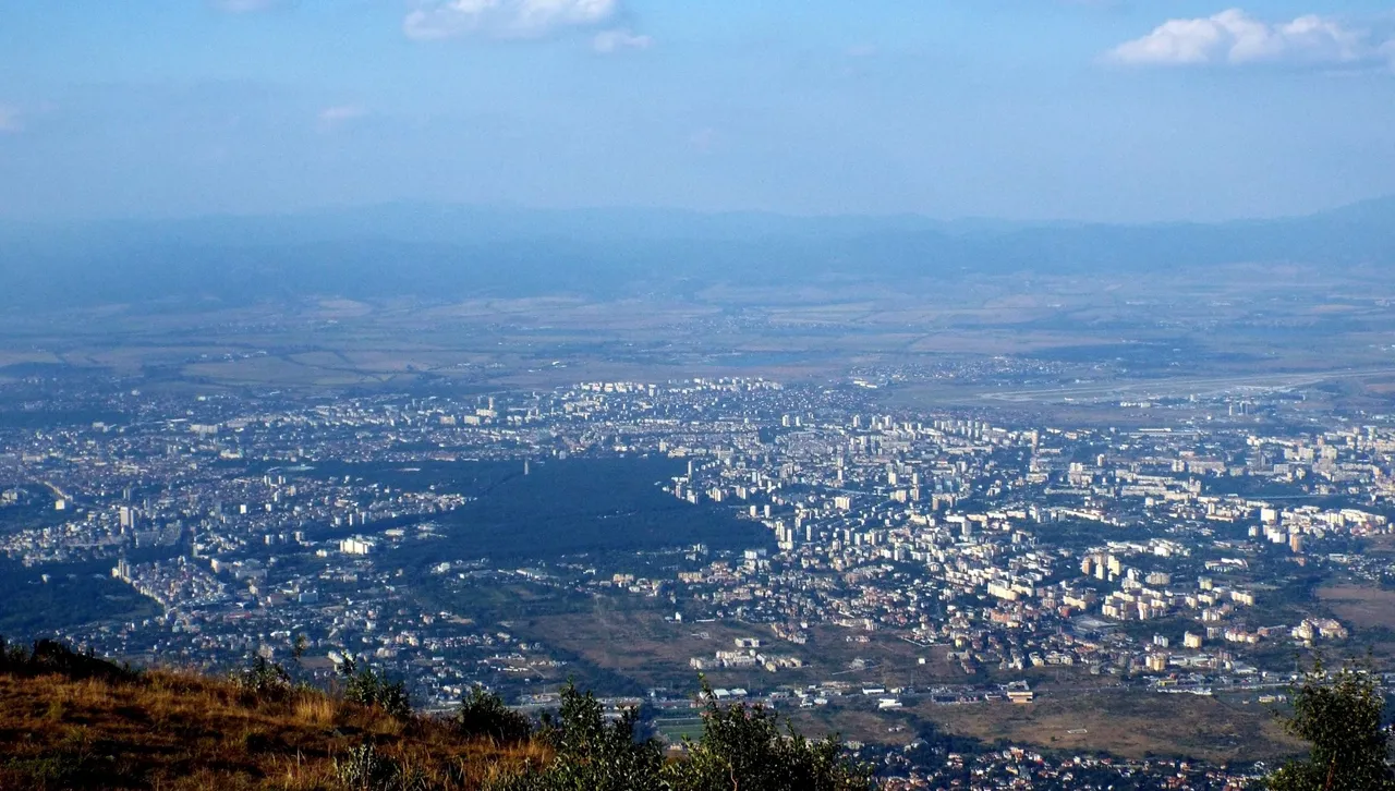 Слънчево и безоблачно небе на запад, облаци и слаби дъждове на изток  