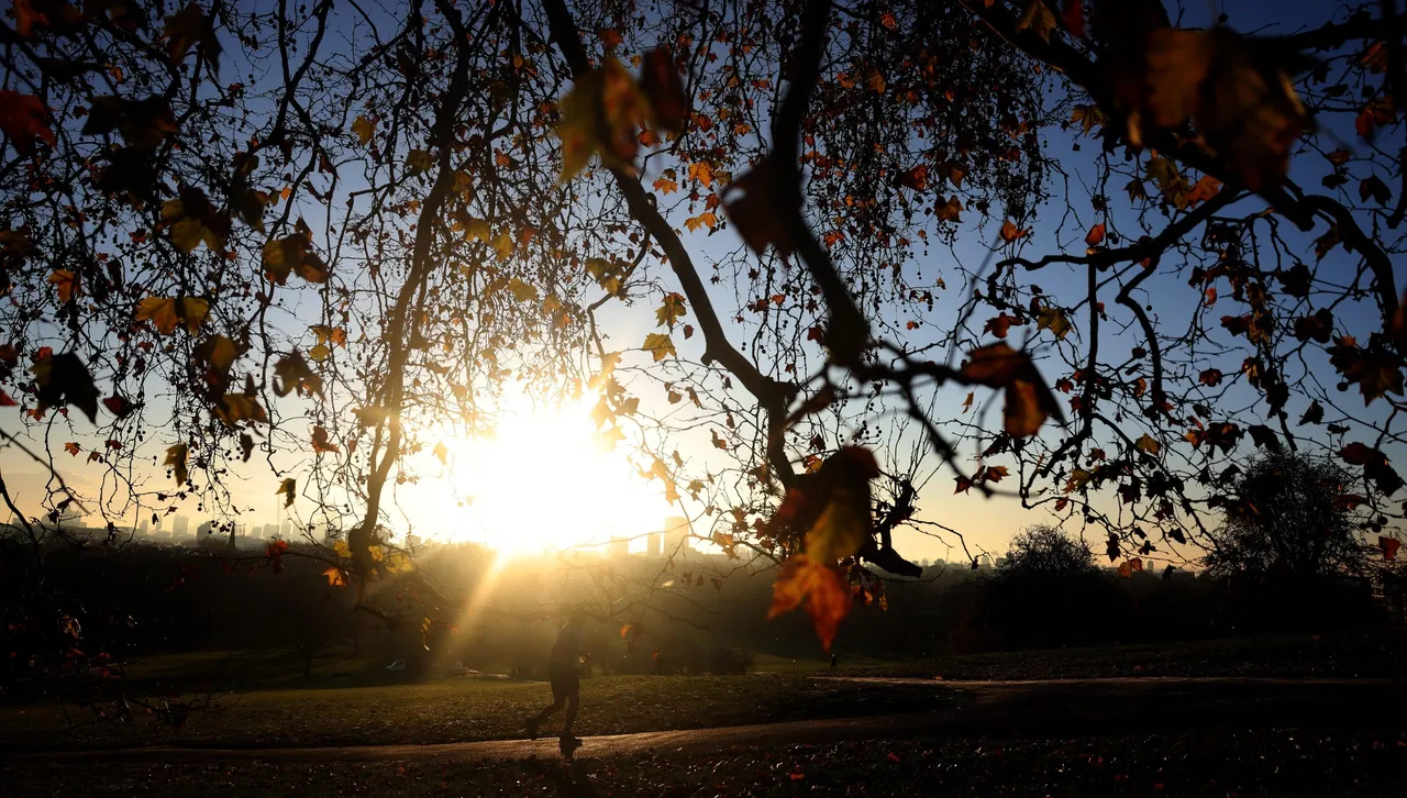 Облачно, на запад започва да вали и да нахлува студ, на изток е топло