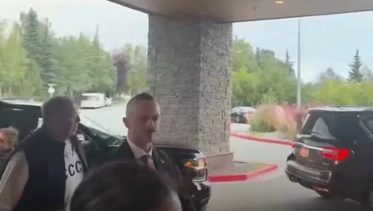 „Конската глава“ Лавров в Аляска със „СССР“ пуловер преди срещата Тръмп–Путин 