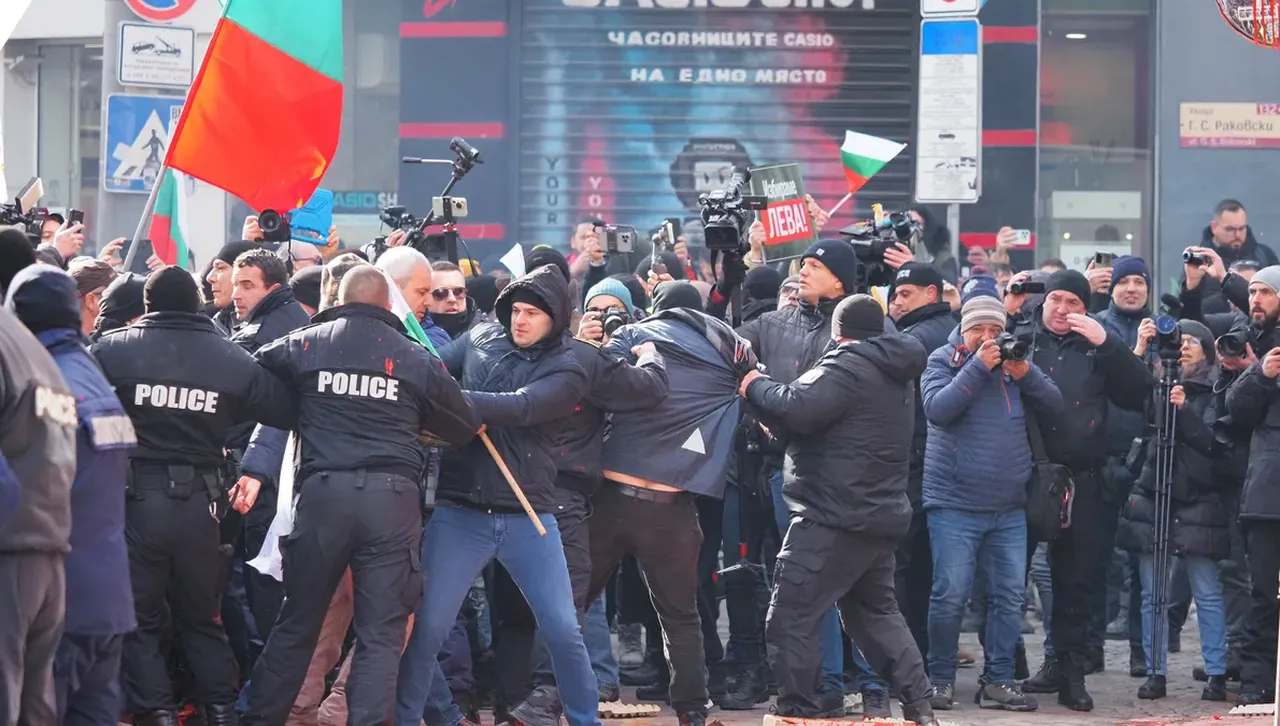 Не „осъждане“, а съд и забрана на фашизоидните формирования