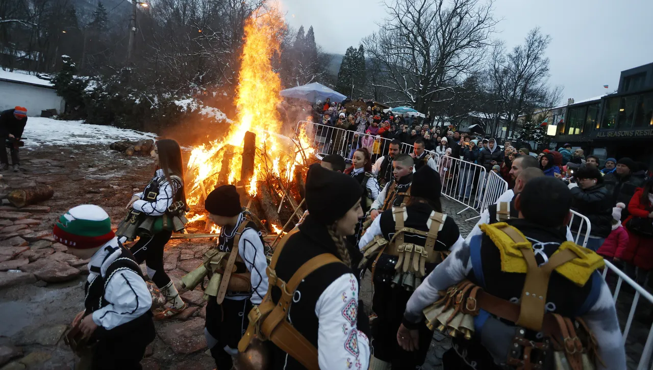 Малки и големи прескочиха огъня за здраве в столичния квартал Бояна