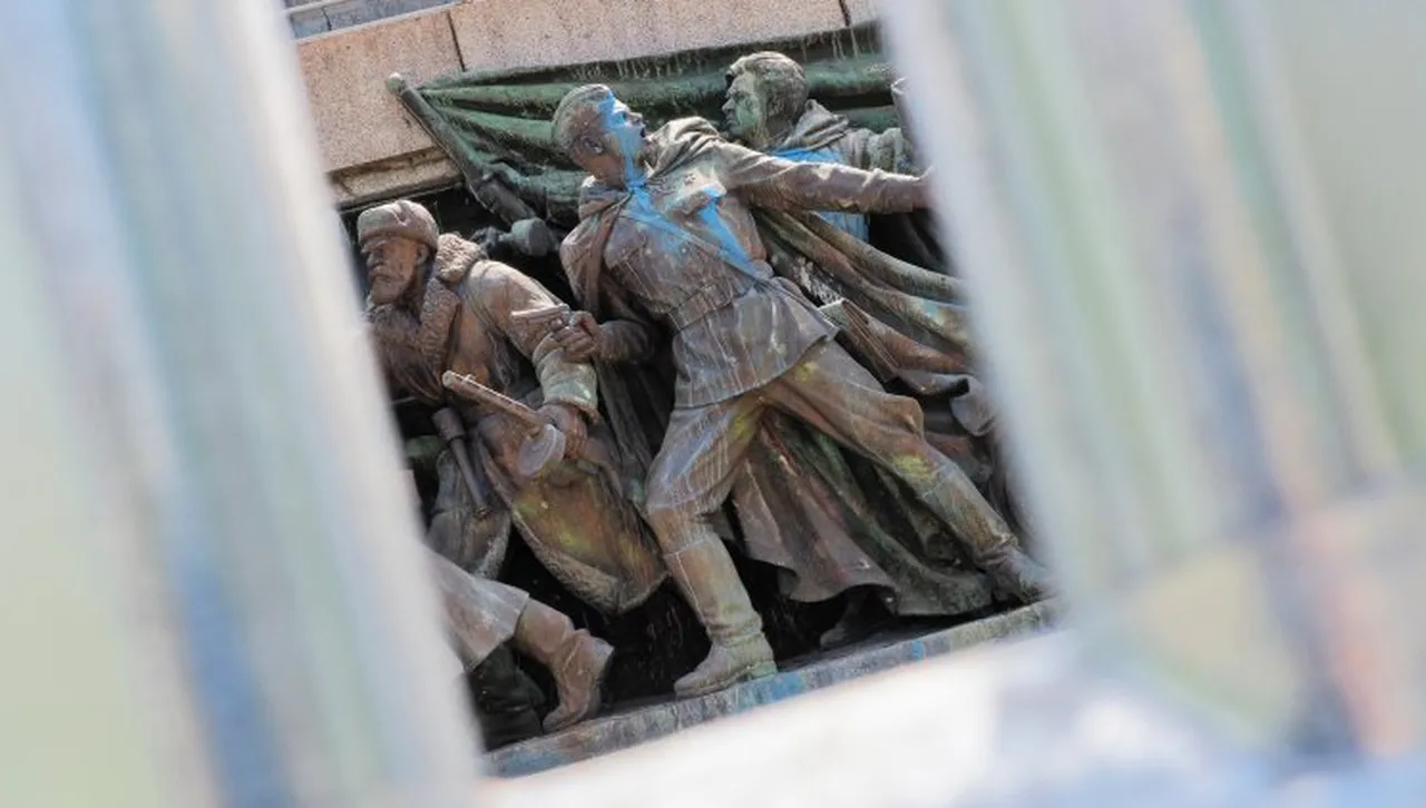 Мистерия: Изчезнаха безследно части от Паметника на съветската армия