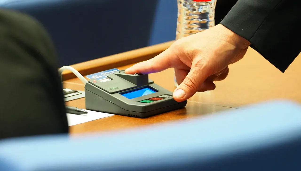 Народното събрание отхвърли ветото на президента върху текстовете  за продажба на "Лукойл" 