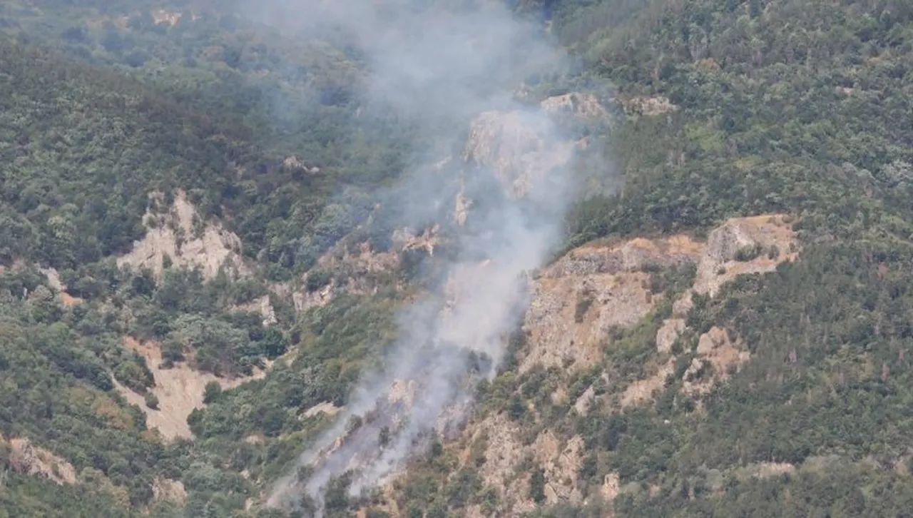 Затвориха за движение прохода Троян-Кърнаре, и там гори пожар