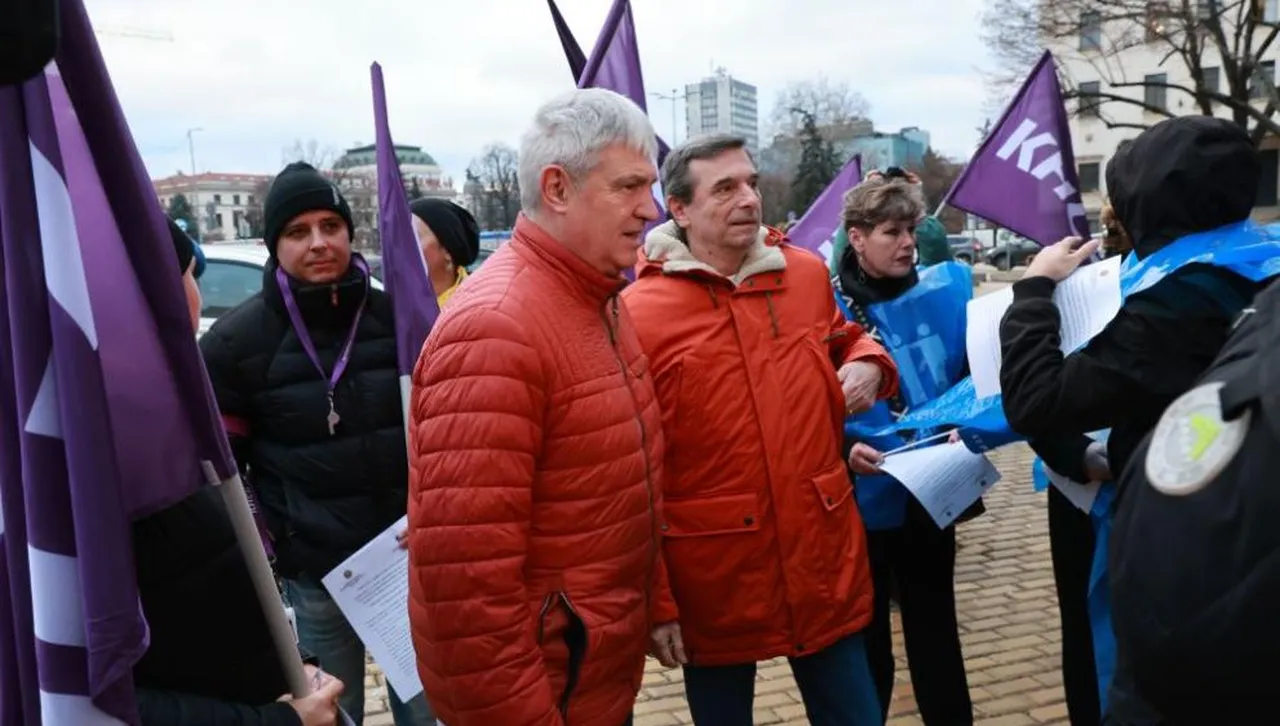 Синдикатите с миниакция пред парламента, имат 15 въпроса към депутатите