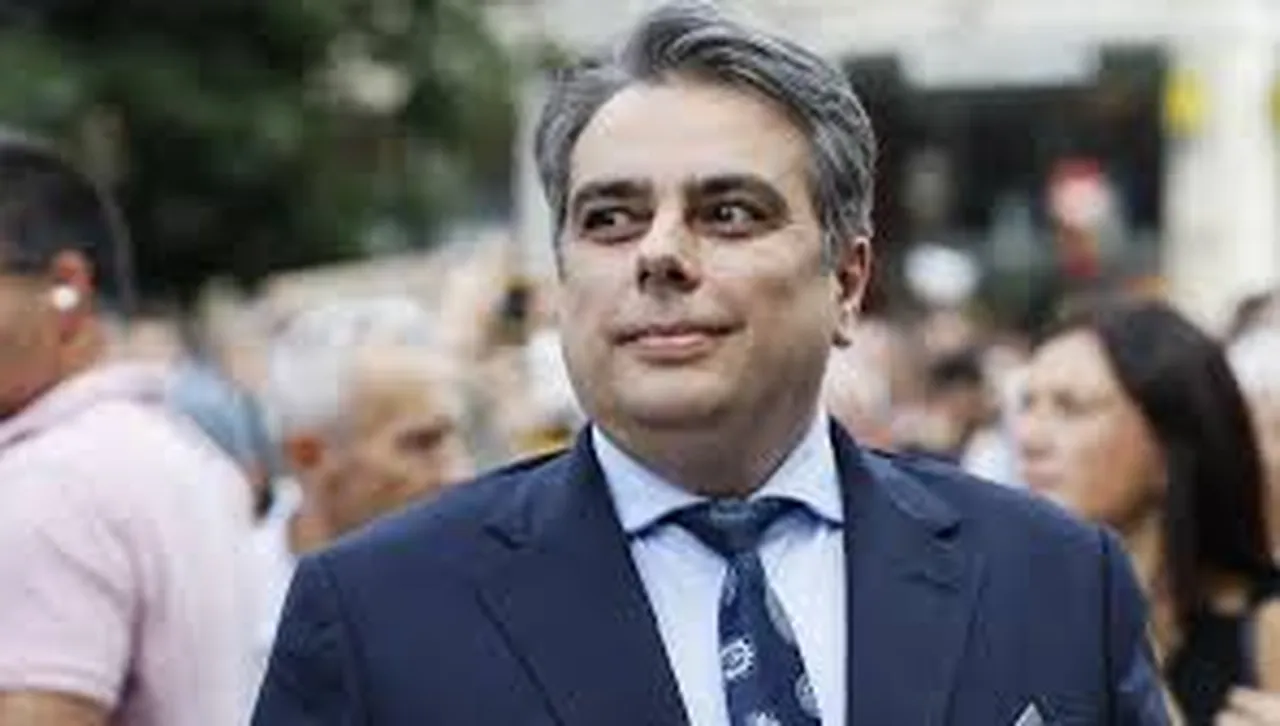 Асен Василев предизвиква Румен Радев на лидерски дебат