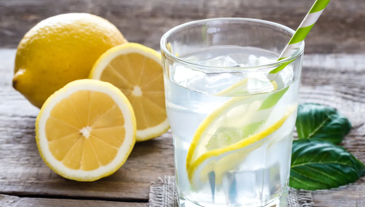 Чаша вода с лимон забавя стареенето