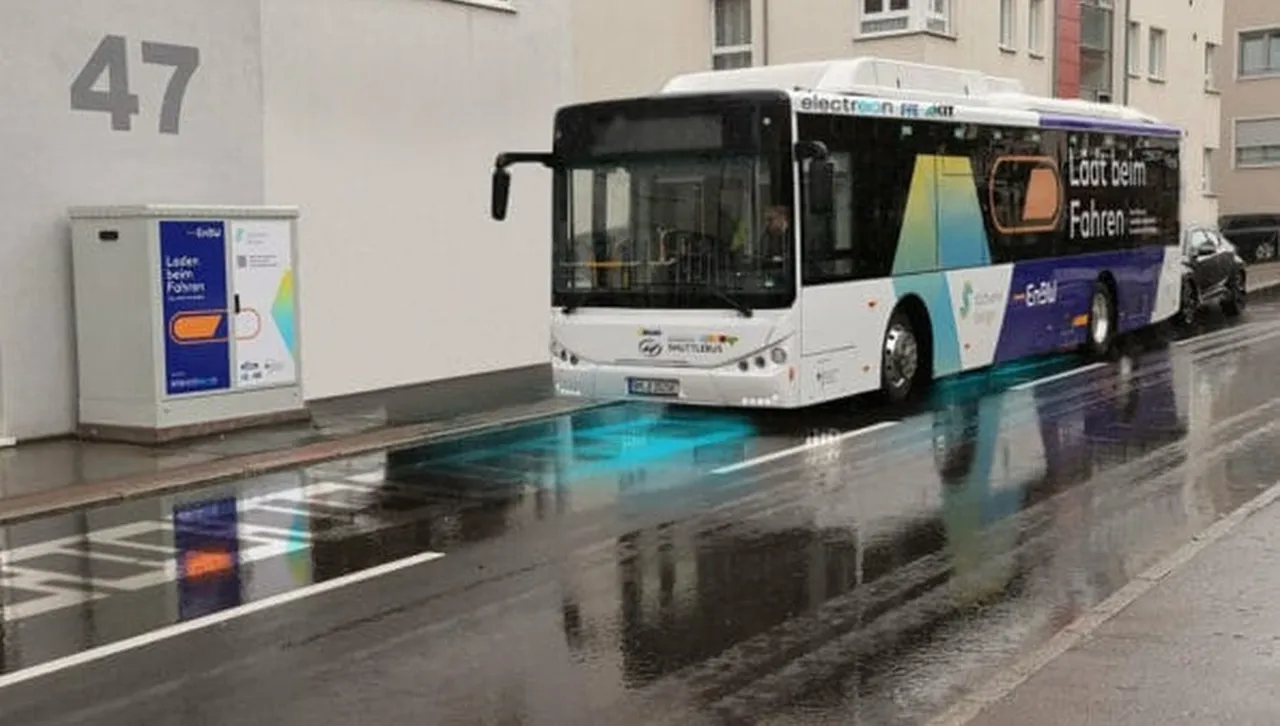 Край на кабелите? Франция активира първата в света магистрала, която зарежда камиони и коли... докато карат