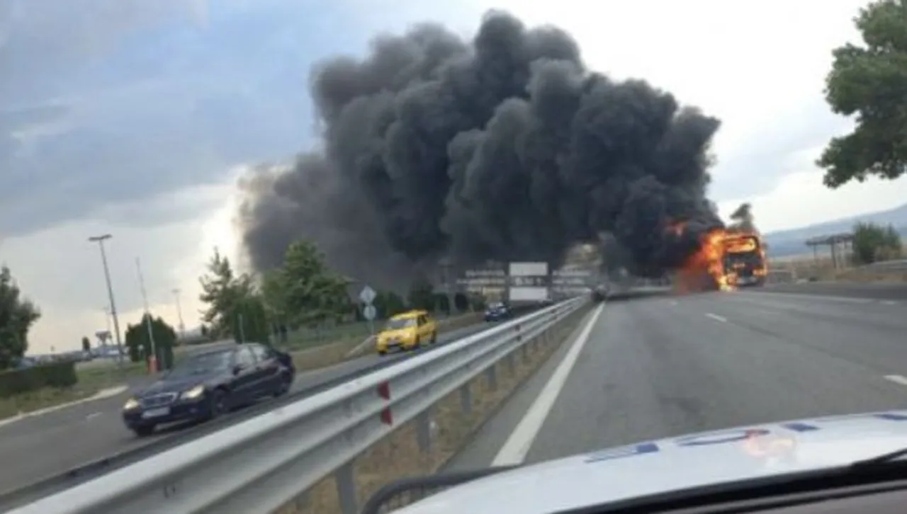Горящ автобус: Трафикът при 45 км на АМ Тракия към Бургас е отклонен