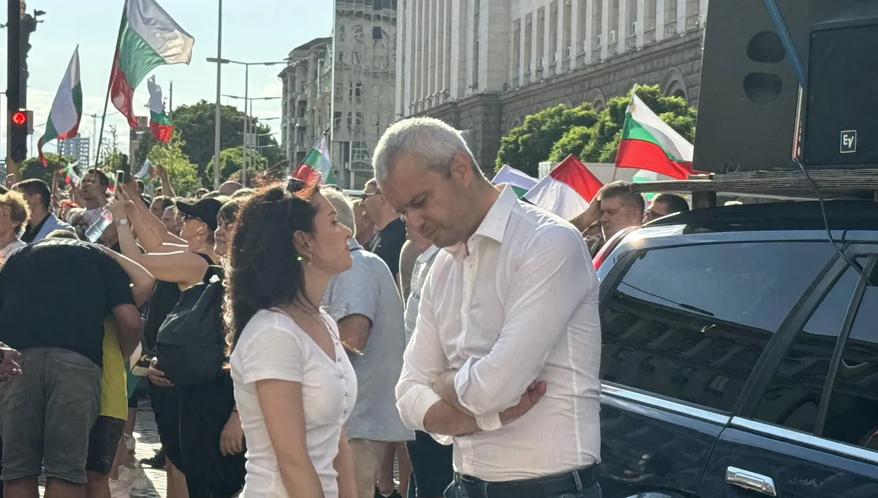 Костадинов и сътрудничката на ГРУ Гайтанджиева заедно на протеста срещу еврото, полицейското присъствие е засилено