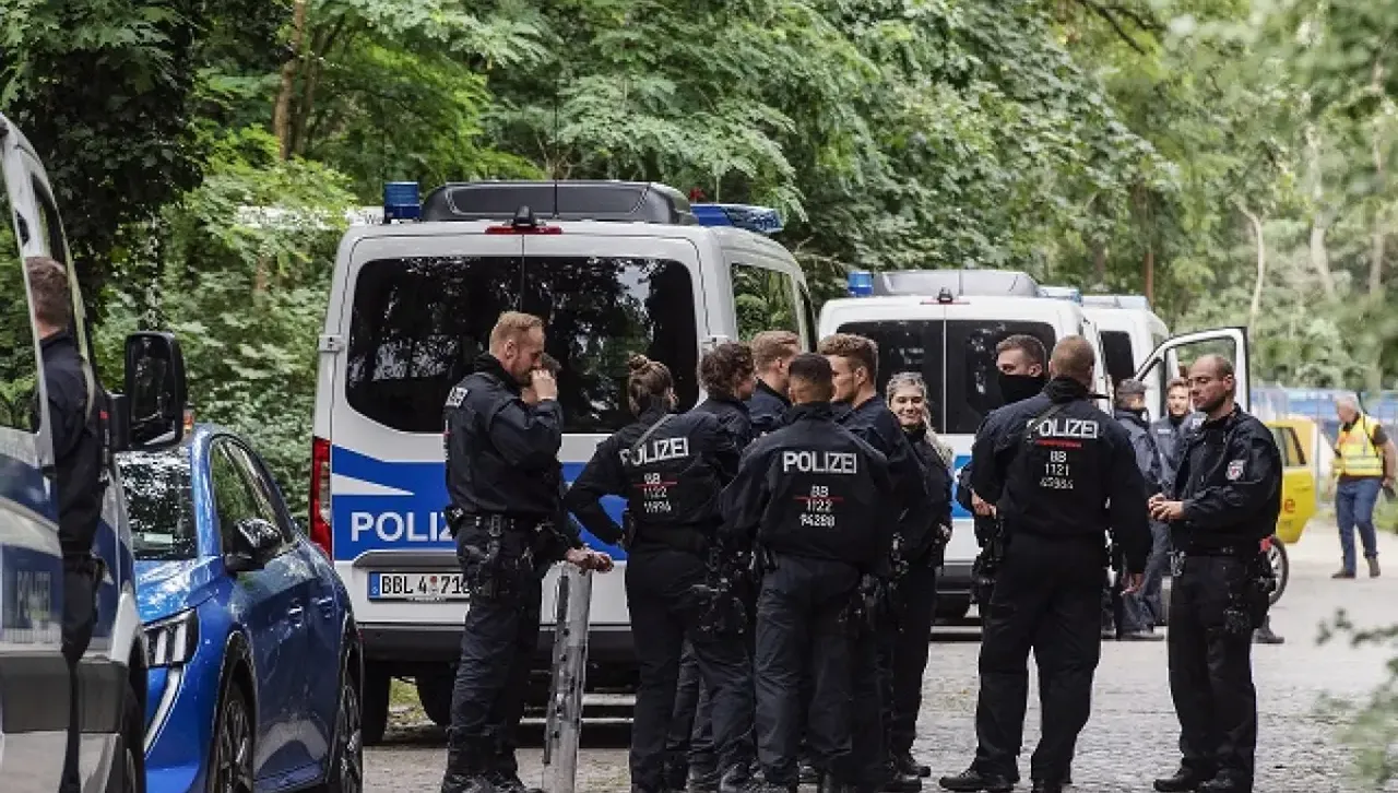 Сириец нападна с брадва и рани 4 пътника във влак в Германия 