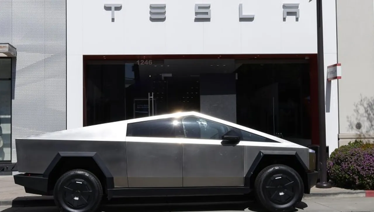 Момиче изгоря в Cybertruck заради технически недостатък: Горяща батерия блокирала отключването 
