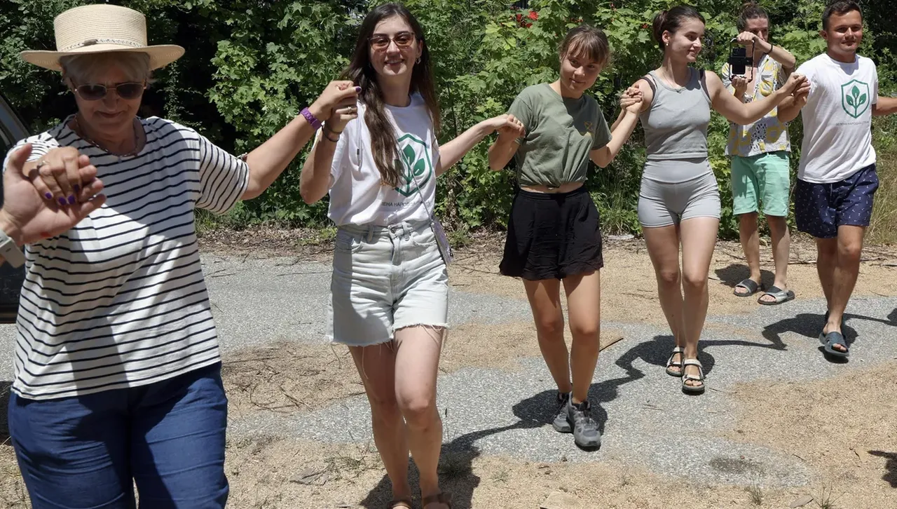 Грета Тунберг игра хоро на протест срещу ВЕЦ в Северна Македония