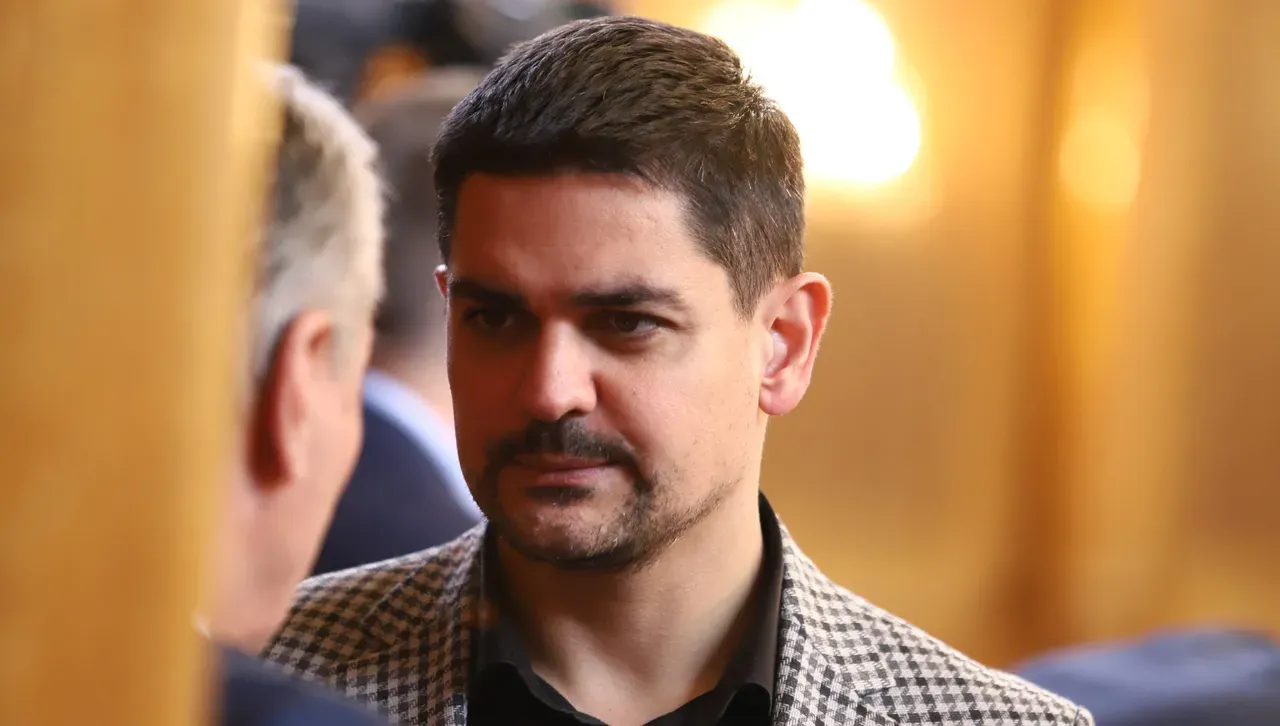 Радостин Василев: Вотът на недоверие не ще мине, но ние готвим нов