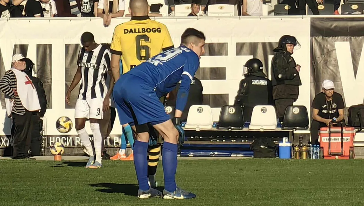 Прекъснаха дербито под тепетата, бутилка в главата  за  вратаря на Ботев 